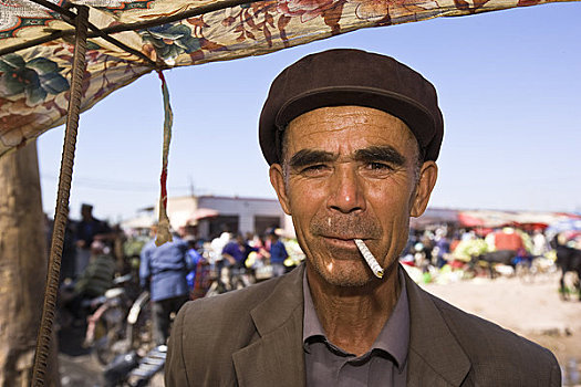 男人,报纸,包着,香烟,星期日,市场,喀什葛尔,新疆,区域,中国