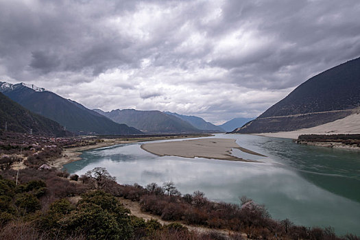 沙丘岸边春意浓