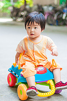 骑玩具车的宝宝
