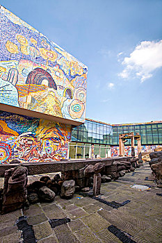 重庆沙坪坝区大学城四川美院罗冠中艺术馆涂鸦墙群楼间的古代石坊