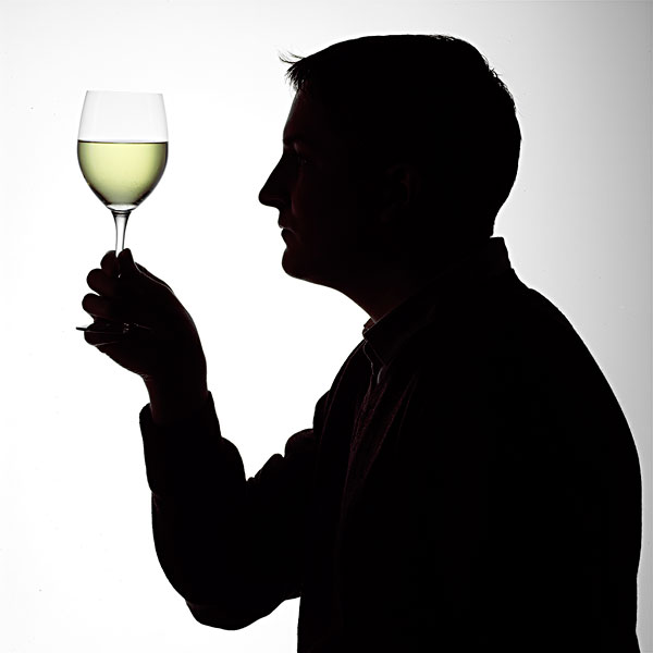 剪影,一个年轻男子肖像,享受,一杯白葡萄酒