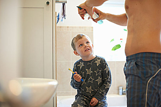 男孩,卫生间,父亲,准备,刷牙