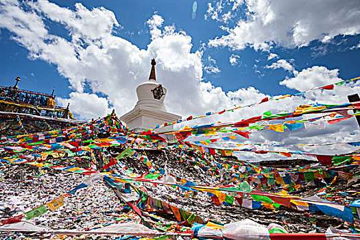 藏族白塔和经幡