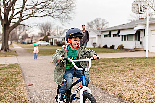 男孩,骑,自行车,人行道,戴着,安全帽