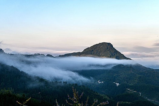 重庆酉阳,雨后白雾满山岗