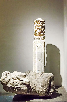 南京博物院明石雕角螭龙纹柱头