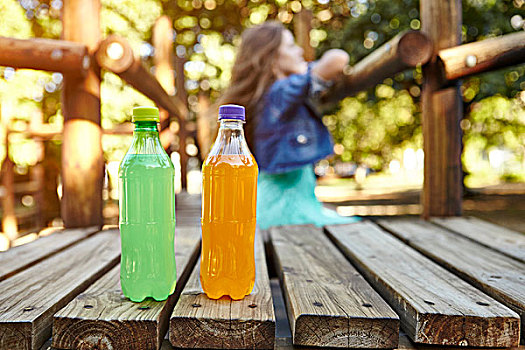 少女,靠着,爬架,公园,两个,瓶装,软饮料,前景