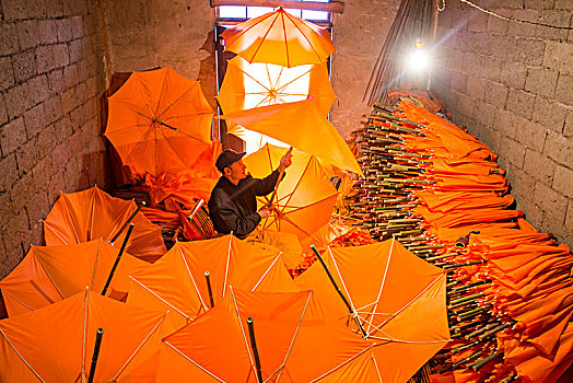 安徽,泾县,孤峰村,油布伞,传统,工匠,手艺,老人,制作,色彩,橙色