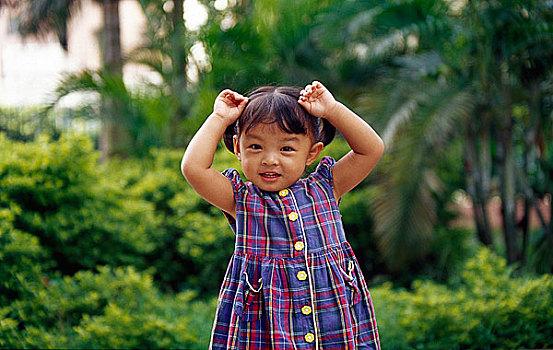 在广州流花湖公园内游玩的儿童