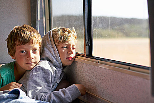 男孩,坐,露营车,望向窗外,乌拉圭,南美