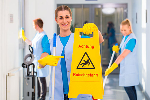 女清洁工,展示,警告标识