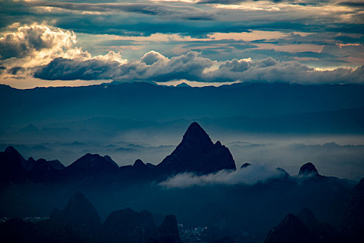 清晨云层下群山环抱的桂林城