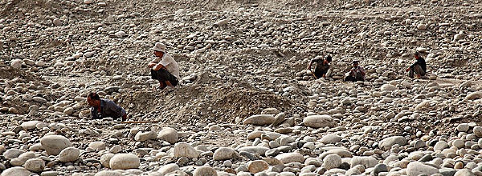 洛浦县山普鲁乡,玉龙喀什河,里挖玉的人,洛浦县,在河床上挖玉石的人