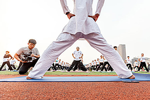 世界级瑜伽教练莅临贫困县城指导百人练瑜伽喜迎第三届,国际瑜伽日