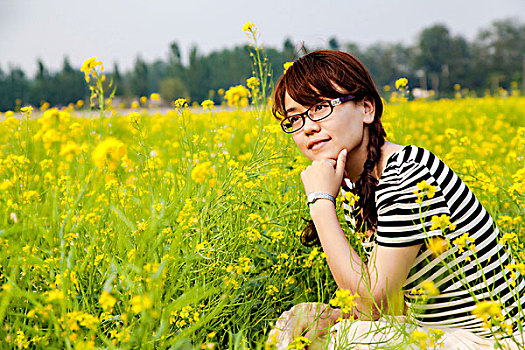 油菜花田中的女人