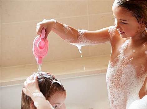 两个女孩,分享,泡沫浴,洗头