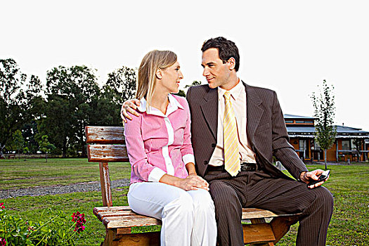 商务人士,坐,夫妇,公园长椅