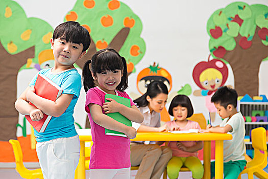 小朋友在幼兒園玩耍