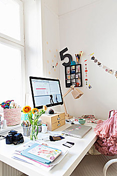 花瓶,花,靠近,显示器,笔记本电脑,白色背景,书桌