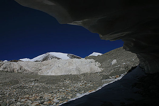 可可西里布格达坂峰的冰川上的冰洞