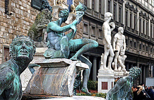 意大利佛罗伦萨老城市政厅门前矗立有许多世界著名艺术大师创作的塑像供来自世界各地的人们欣赏