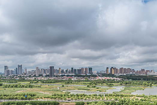 多云天气俯瞰江边绿地建筑