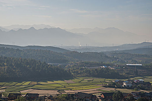 建筑群,草皮基地,道路,路面,村庄,山,树林,蓝天,云