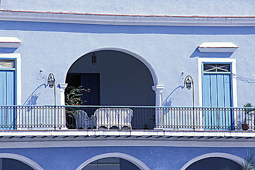 古巴,哈瓦那,露台,蓝色,建筑,白色,藤条,家具,拱道