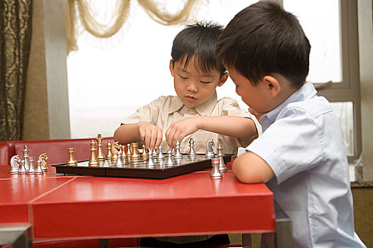 正在玩国际象棋的小孩