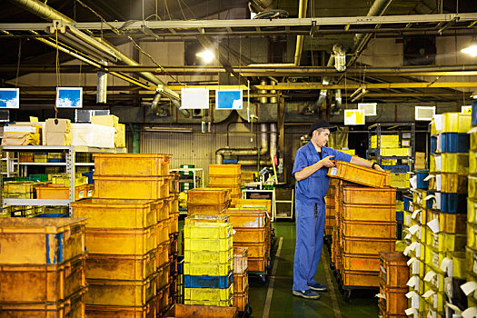 日本,男人,戴着,棒球帽,蓝色,站立,工厂,堆积,橙色,塑料制品,板条箱
