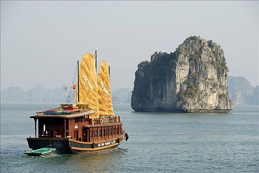 特色,帆船,两个,黄色,帆,航行,岩石,岛屿,下龙湾,湾,越南,亚洲