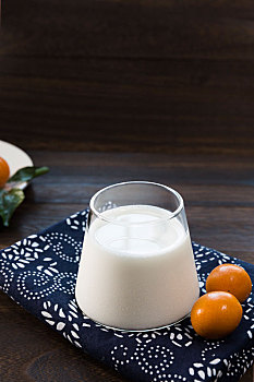 牛奶水果健康早餐在木板上