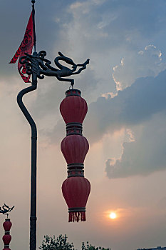 西安古城墙上的红灯笼和夕阳