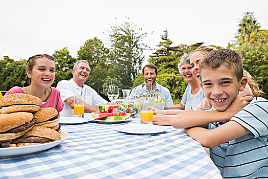 大家庭,餐饭,户外,野餐桌,看镜头,微笑