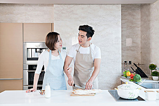 年轻情侣在厨房准备早餐