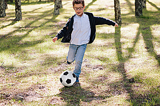 全身,高兴,男孩,玩,足球,树林