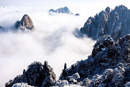 中国安徽黄山风景区,冬日雪后奇峰怪石林立,云雾飘渺宛若仙境