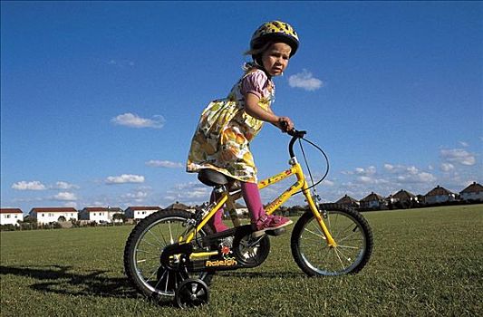 孩子,自行车,女孩,头盔,骑,草地,玩