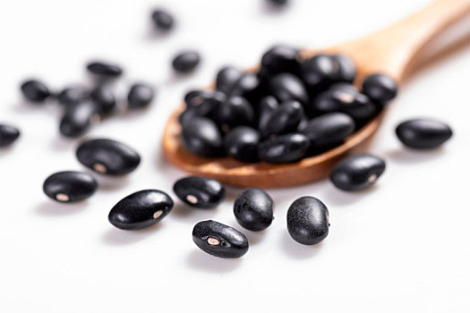 保健食品黑豆摆放在桌面上
