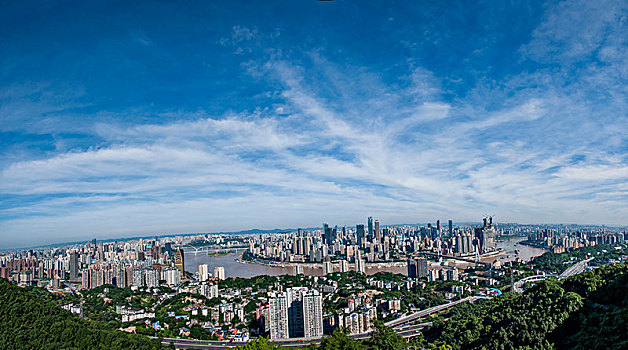 2021年重庆市南岸区南山一棵观景平台上俯瞰重庆渝中区