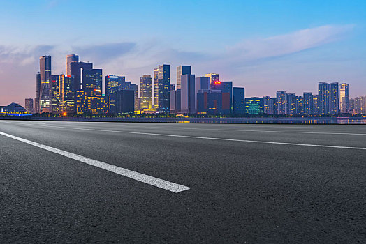 路面天际线和现代建筑群夜景