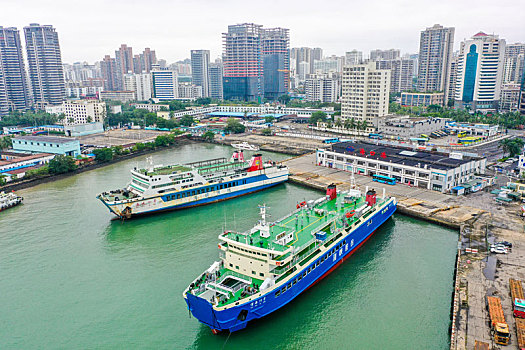 航拍海南海口秀英港,海口港客运站,滚装轮