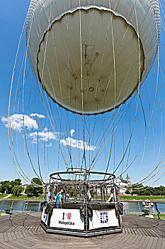 气球在维斯瓦河河堤在克拉科夫的瓦维尔城堡的背景