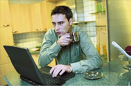 男人,电脑,笔记本电脑,在家,家庭作业,厨房,疲倦,锅,咖啡