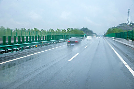 重庆至长沙在雨中g80高速公路