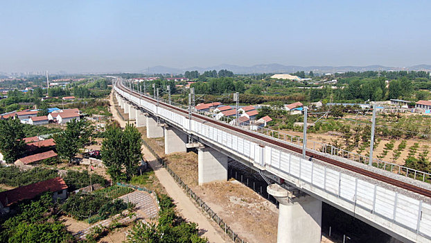 航拍川流不息的高速路和铁路,感受高速发展的美丽中国