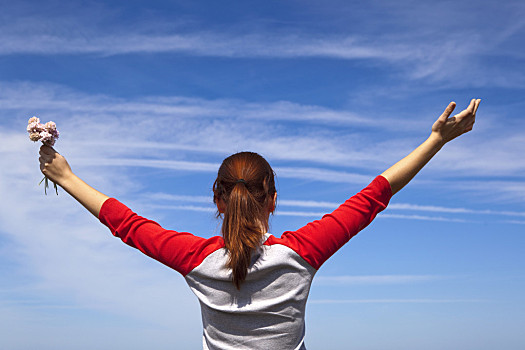 放松,背面视角,美女,拿着,花,蓝天