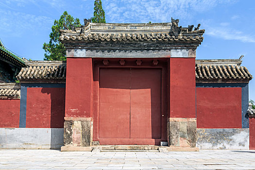 红色中式大门,河北正定隆兴寺