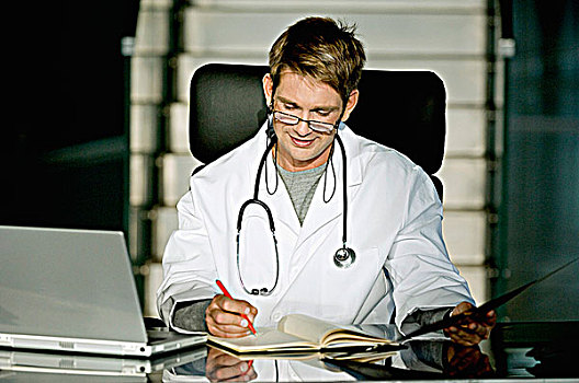 男医生,坐,书桌,办公室,文字,笔记本电脑