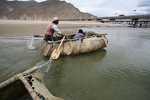 西藏俊巴村是一个以打鱼为生的藏族村落,他们用牛皮筏子下河捕鱼